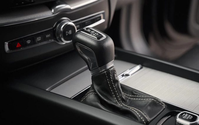 Volvo XC 60 cena 131800 przebieg: 133000, rok produkcji 2019 z Ustroń małe 596
